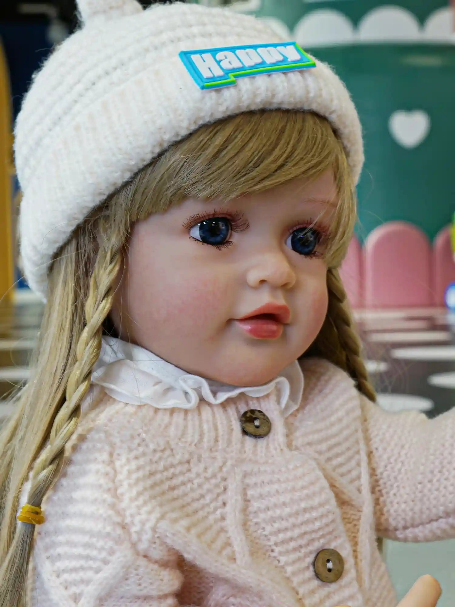 Jolie poupée Chimidoll pour tout-petit avec de longs cheveux jaunes, des yeux bleus et une tenue beige