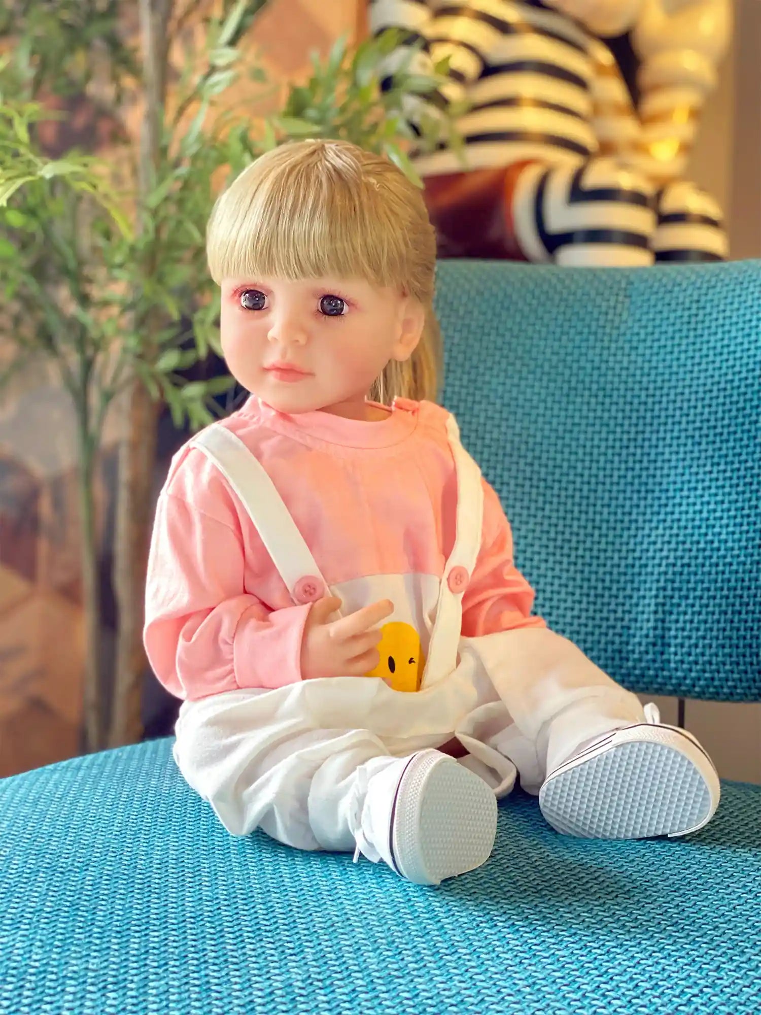 Chimidoll - muñeca renacida de niño pequeño, en un adorable conjunto de tirantes rosas.