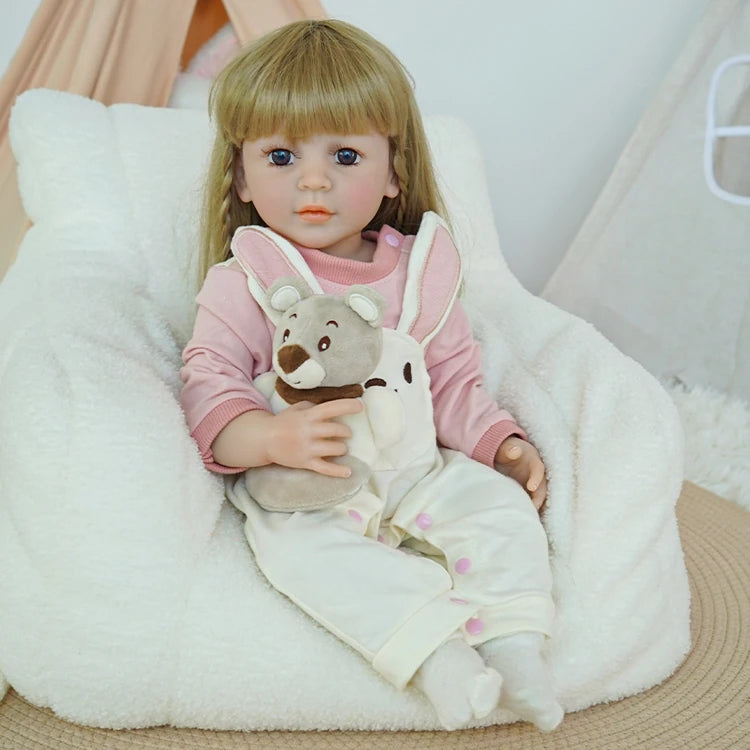 Chimidoll - muñeca renacida de niña pequeña, vestida con un conjunto de mono de conejito rosa.