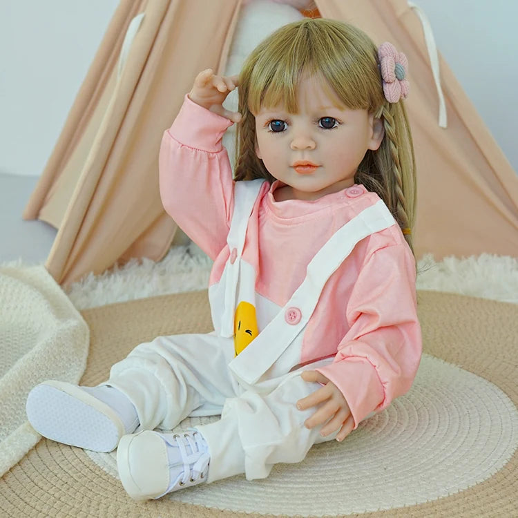 Chimidoll - muñeca renacida de niño pequeño, en un adorable conjunto de tirantes rosas.
