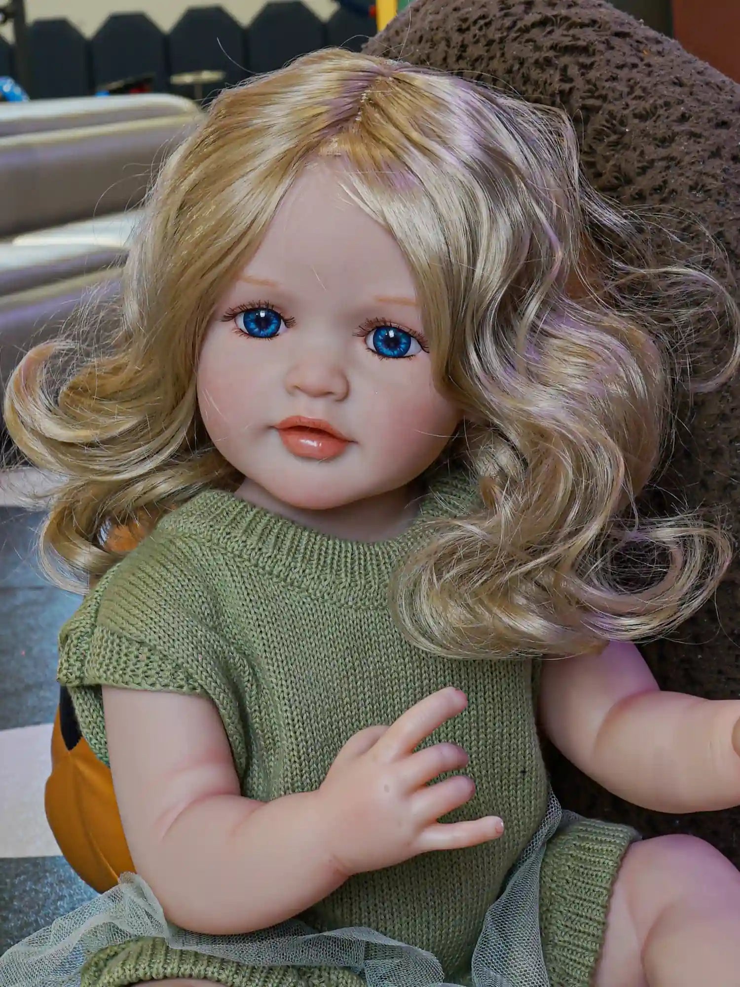 Chimidoll: muñeca tierna con atuendo verde, cabello amarillo y ojos azules.
